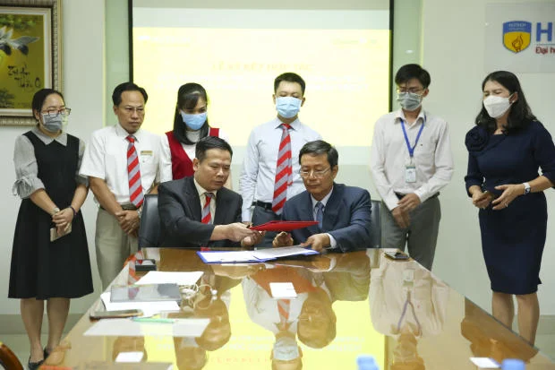 Assoc.Prof.Dr. Phan Dinh Nguyen and Dr. Doan Huan signed and exchanged cooperation agreements